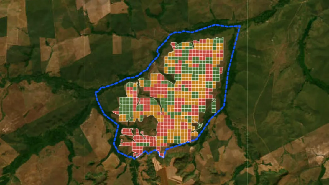 Satellite view of a Cerrado property, its perimeter outlined in blue and the plantable area split into colour-coded management classes.