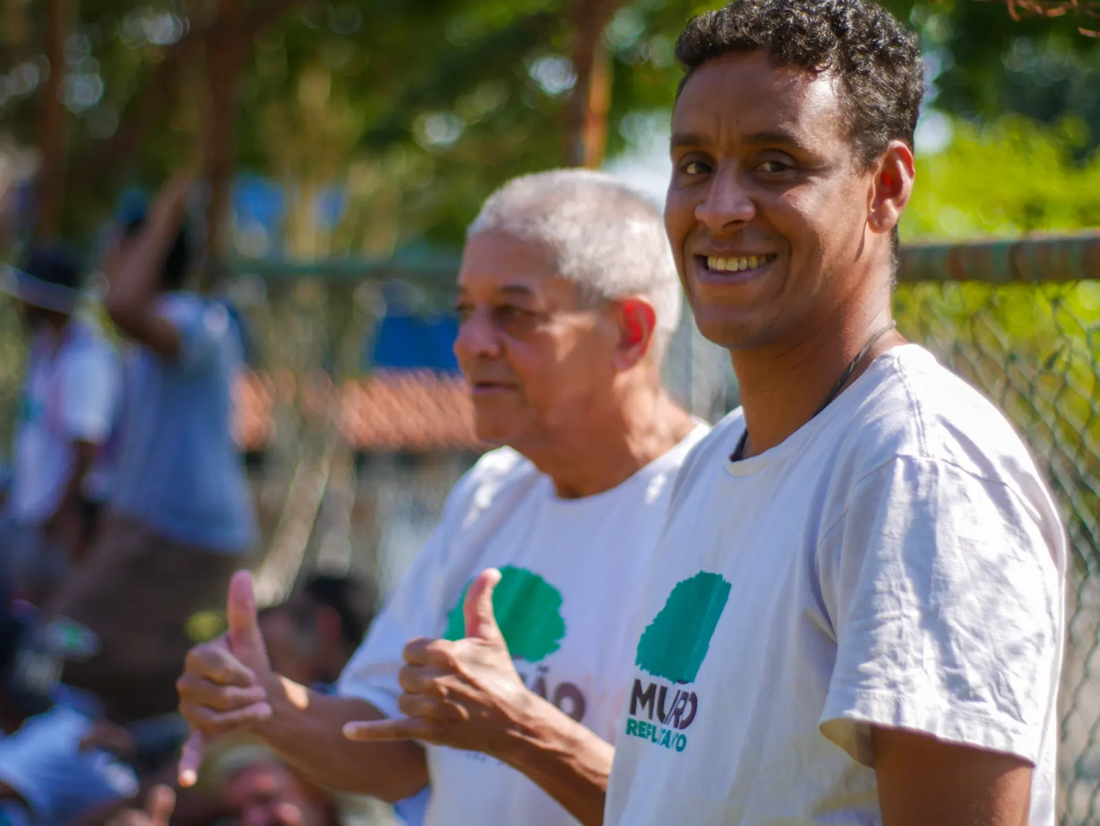 Two local environmental agents at the ReflorestaRio mutirão