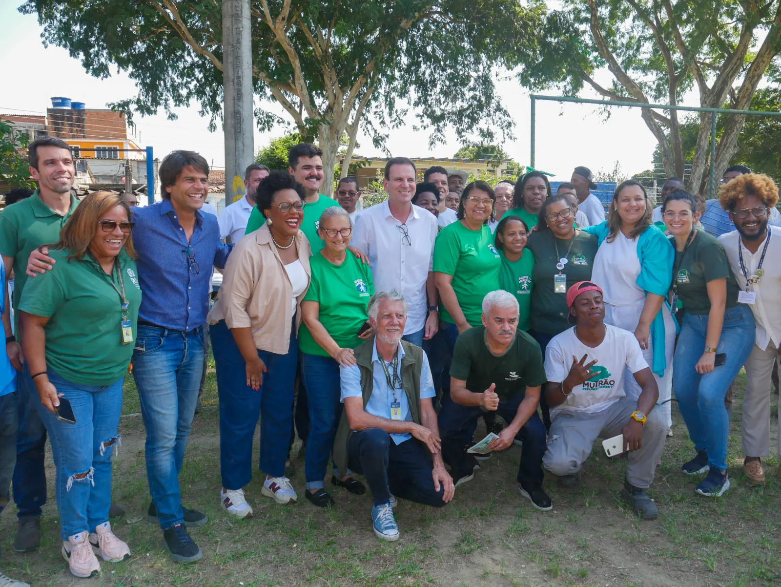 City of Rio de Janeiro teams and environmental agents at a ReflorestaRio planting day